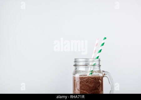 Protein Shake, smoothie con cioccolato e cacao in un recipiente su sfondo bianco Foto Stock