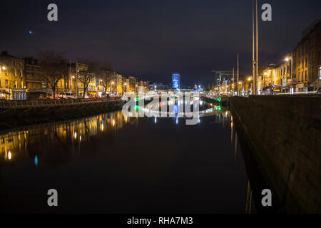 Il fiume Liffey di notte Foto Stock