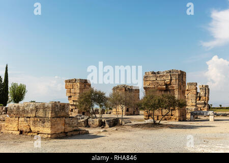 Rovine del sacro Hierapolis di Frigia, una delle antiche città dell'Egeo in Denizil provincia della Turchia. Foto Stock