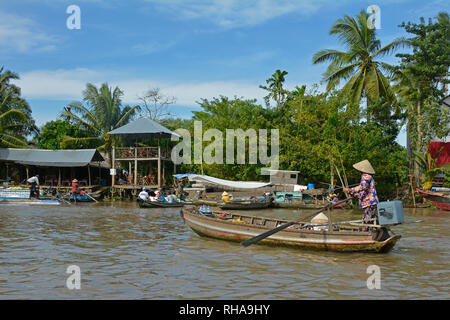 Phong Dien, Vietnam - 31 dicembre 2017. Una barca sul fiume al Phong Dien Mercato Galleggiante vicino a Can Tho nel Delta del Mekong Foto Stock