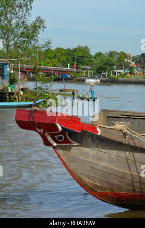 Phong Dien, Vietnam - 31 dicembre 2017. Il dipinto di prua di una barca sul fiume al Phong Dien Mercato Galleggiante vicino a Can Tho nel Delta del Mekong Foto Stock