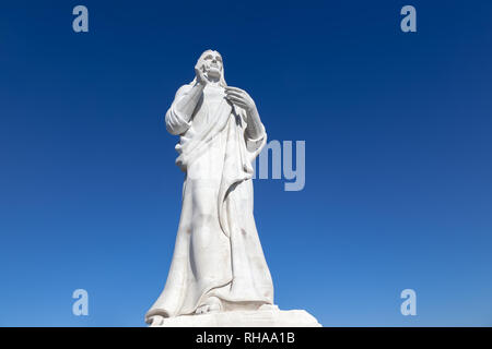 Statua di Gesù Cristo in Avana su sfondo blu cielo, Cuba Foto Stock