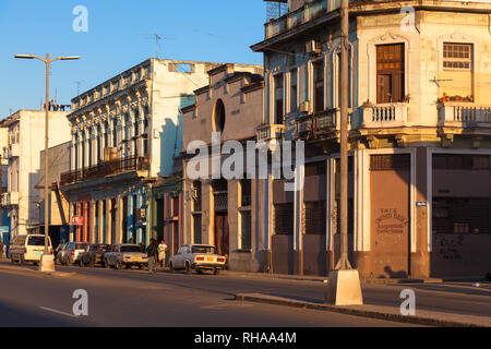 L'Avana, Cuba - MARZO 06, 2013: Havana street nel distretto Serrra. Color-ricca casa e residenti sconosciuto. Tramonto Foto Stock