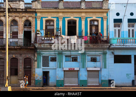 L'Avana, Cuba - MARZO 06, 2013: Havana street nel distretto Serrra. Color-ricca casa e residenti sconosciuto. Tramonto Foto Stock