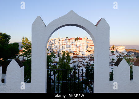 Arco moresco in Comares, Axarquia, Malaga, Andalusia, Spagna Foto Stock