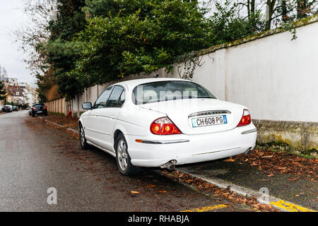 Strasburgo, Francia - Jan 1, 2019: vista posteriore di bianco lussuosa Jaguar limousine parcheggiata su una strada sotto abete Foto Stock