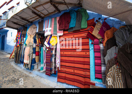 Tradizionale marocchino colorati tappeti, sciarpe e scialli a Chefchaouen, Marocco noto anche come shesh (touareg turbante). Mano di tessuti. Souk mercato. Foto Stock