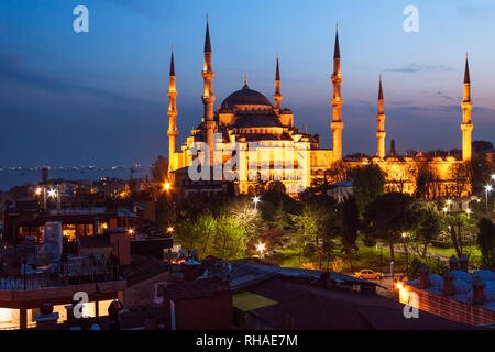 Istanbul, Turchia : Moschea blu illuminata al crepuscolo. La Moschea Blu o di Sultan Ahmed moschea è stata costruita tra il 1609 e il 1616. Foto Stock