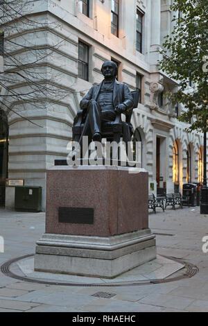 London, Regno Unito - 23 Novembre 2013: George Peabody della statua di artista William Wetmore Story nella città di Londra, Regno Unito. Foto Stock