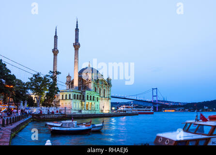 Istanbul, Turchia : Moschea Ortakoy accesa al crepuscolo. Esso è stato completato nel 1856 dall'architetto Garabet Balyan in Besiktas parte del Bosforo Foto Stock