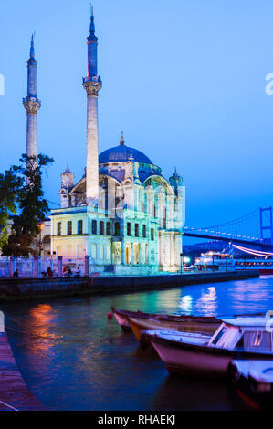 Istanbul, Turchia : Moschea Ortakoy accesa al crepuscolo. Esso è stato completato nel 1856 dall'architetto Garabet Balyan in Besiktas parte del Bosforo Foto Stock