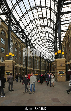 London, Regno Unito - 23 Novembre 2013: Hays Galleria Wharf con i turisti a Southwark a Londra, Regno Unito. Foto Stock