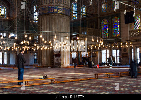 Uomo che prega all'interno di Sultan Ahmed Moschea Blu, Istanbul, Tuekey Foto Stock