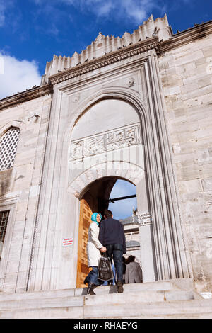 Istanbul, Turchia : un giovane entra nella nuova moschea (Yeni Camii). Costruito tra il 1597 e il 1663, è un Ottoman Imperial moschea nel quartiere Eminönü, Foto Stock