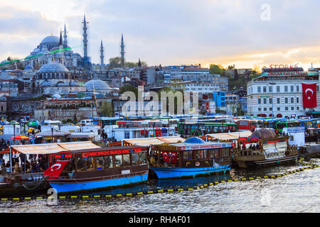 Istanbul, Turchia : Cityscape al tramonto con la moschea di Suleymaniye e floating ristoranti di pesce sul Golden Horn. Foto Stock