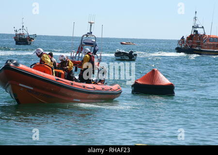 Hayling Island la barca di salvataggio Derrick Battaglia e Selsey scialuppa di salvataggio Denise e Eric nella foto insieme. Scialuppa di salvataggio Selsey giorno 2018. Foto Stock