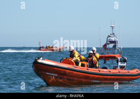 Le imbarcazioni di salvataggio nella foto insieme a Selsey scialuppa di salvataggio giorno nel mese di agosto 2018 Foto Stock