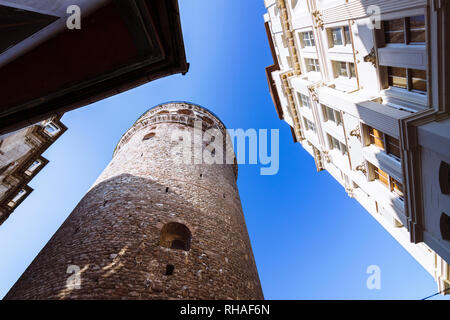 Istanbul, Turchia : Vista del genovese costruita Torre Galata (1348) nella storica Galata (Karaköy) trimestre entro il Beyoğlu (Pera) distretto. Foto Stock
