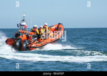 Hayling Island la barca di salvataggio Derrick battaglia a Selsey RNLI scialuppa di salvataggio giorno nel mese di agosto 2018 Foto Stock