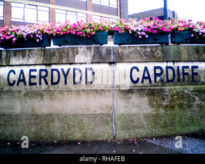 Cardiff City nome scritto sia in inglese e gallese, Cardiff, Galles Foto Stock