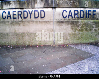 Cardiff City nome scritto sia in inglese e gallese, Cardiff, Galles Foto Stock