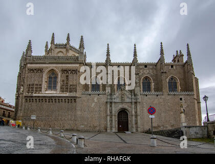 Toledo, Spagna; Febbraio 2017: la facciata esterna del monastero di San Juan de los Reyes nella monumentale città di Toledo Foto Stock