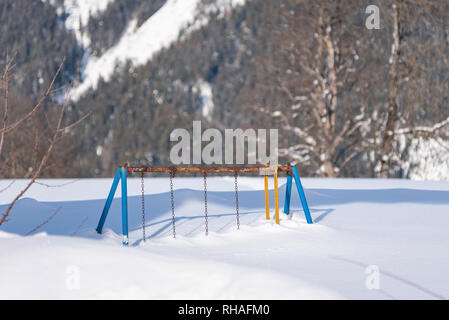 Parco giochi per bambini in inverno sotto la neve. Massiccio Dachstein, Liezen District, Stiria, Austria, Europa Foto Stock