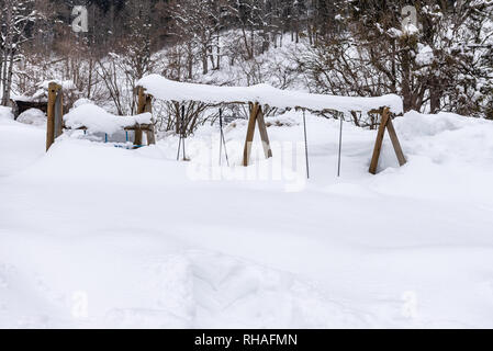 Parco giochi per bambini in inverno sotto la neve. Massiccio Dachstein, Liezen District, Stiria, Austria, Europa Foto Stock