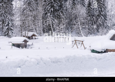 Parco giochi per bambini in inverno sotto la neve. Massiccio Dachstein, Liezen District, Stiria, Austria, Europa Foto Stock