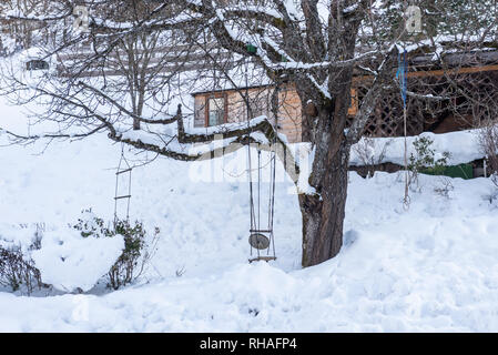 Parco giochi per bambini in inverno sotto la neve. Massiccio Dachstein, Liezen District, Stiria, Austria, Europa Foto Stock