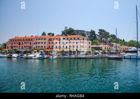 Vista dal mare sulla storica città vecchia di Porec, in Croazia. Viaggi in Europa. Foto Stock