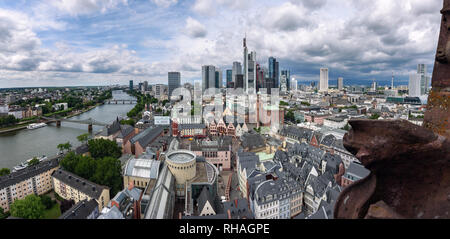 Vista aerea della città di Francoforte e ponti sul fiume Main Foto Stock