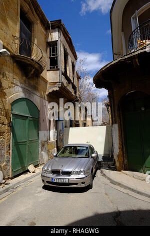 Macchina parcheggiata in una strada divisa da una barricata lungo la linea verde nella capitale europea divisa di Nicosia, Cipro Foto Stock