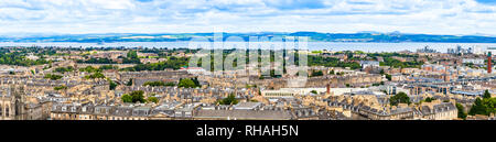 Edimburgo, Scozia - Agosto 25, 2018: vista panoramica della città e del litorale del mare visto da di Calton Hill. Foto Stock