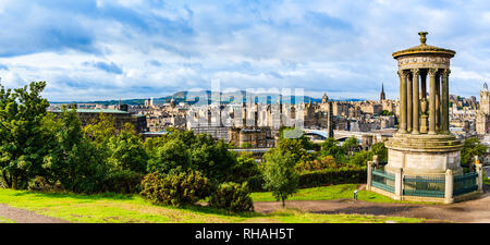Edimburgo, Scozia: vista panoramica della città con la Dugald Stewart monumento in primo piano vista da Calton Hill. Foto Stock