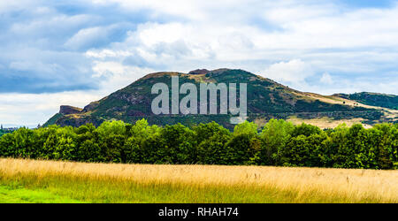 Edimburgo, Scozia: Arthur' Seat il picco principale del gruppo di colline di Edimburgo, che formano la maggior parte di Holyrood Park, situato proprio ad est di th Foto Stock