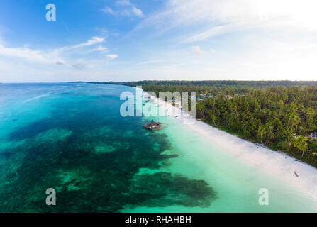 Vista aerea spiaggia tropicale isola corallina mar dei Caraibi. Indonesia Molucche, arcipelago di isole Kei, Banda Mare. Meta di viaggio migliori immersioni snor Foto Stock