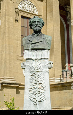 Monumento al grande italiano il compositore di musica classica Verdi al di fuori del Teatro Massimo opera house di Palermo, in Sicilia. Foto Stock