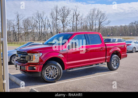 Nuova red 2019 Ford F150 completamente caricato quad cab pick up truck parcheggiato a un mercato di un paese rurale in Alabama, Stati Uniti d'America. Foto Stock