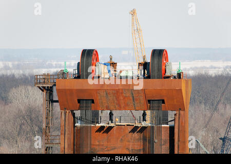 Costruzione della BNSF il sollevamento verticale ponte ferroviario tra Burlington, Iowa e Gulfport, Illinois. Foto Stock