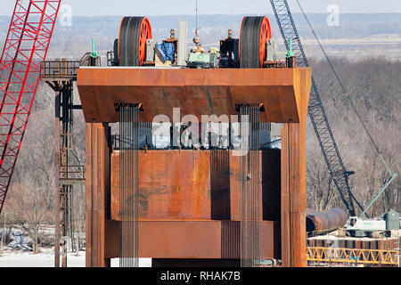 Costruzione della BNSF il sollevamento verticale ponte ferroviario tra Burlington, Iowa e Gulfport, Illinois. Foto Stock
