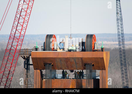 Costruzione della BNSF il sollevamento verticale ponte ferroviario tra Burlington, Iowa e Gulfport, Illinois. Foto Stock