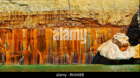 Dipinto di Cliff, Pictured Rocks National Lakeshore, Munising, Michigan, Stati Uniti d'America Foto Stock