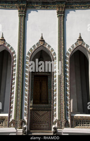 Bangkok in Thailandia, arco ingresso al Phra Viharn Yod presso il Wat Phra Kaew Foto Stock