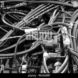 Cablaggio motore con fasci di tubi di isolamento, i tubi flessibili del liquido di raffreddamento e tubi corrugati Foto Stock