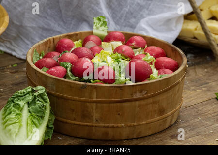 Bamboo vaschetta piena di lattuga e ravanelli. Foto Stock