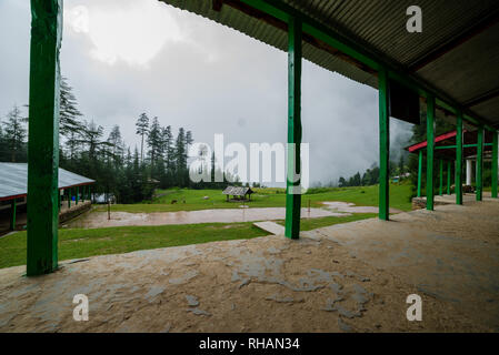 Rustico log cabin, parte anteriore portico e giardino in Himalaya, India Foto Stock