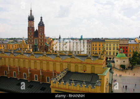 Cracovia in Polonia - 9 luglio 2018. La storica Rynek Glowny Square nella città vecchia di Cracovia, visto dalla torre del Palazzo Comunale Foto Stock