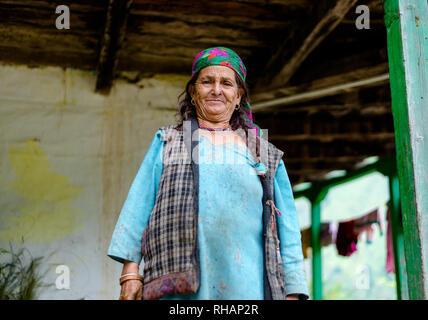 Kullu, Himachal Pradesh, India - 01 Settembre 2018 : Ritratto di bella donna senior, sainj Foto Stock