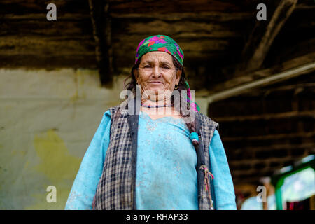 Kullu, Himachal Pradesh, India - 01 Settembre 2018 : Ritratto di bella donna senior, sainj Foto Stock